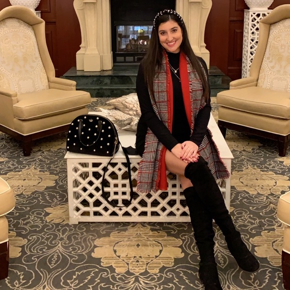 Meet your Posher, Gia - Picture 2 of 5